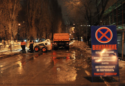 Городские службы используют период оттепели для уборки снега и очистки ливневой канализации 